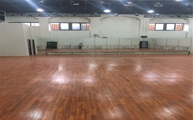 楓樺木木地板籃球館怎么保養？