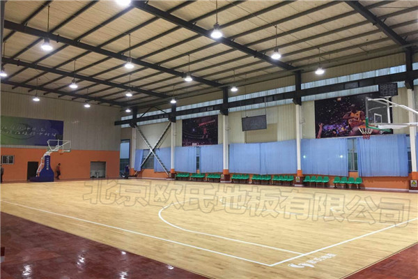 青島黃島區涌泉灣籃球俱樂部運動木地板圖2