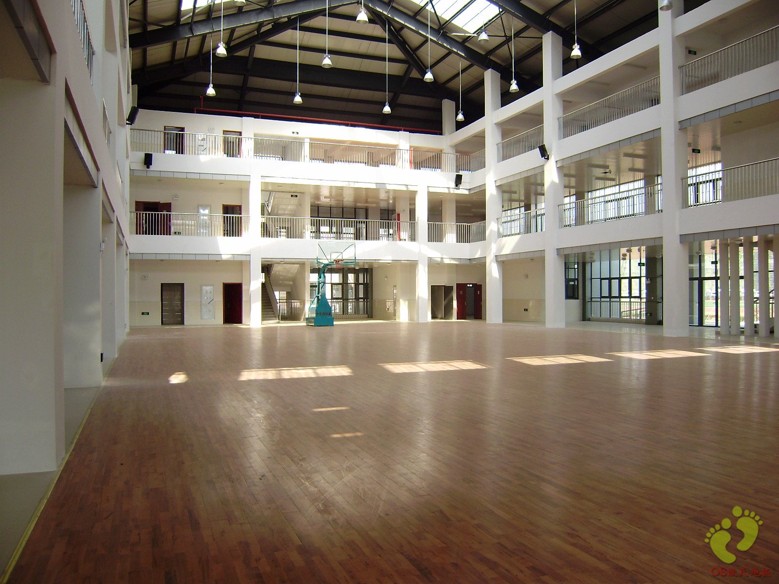 鎮江大路中學籃球館木地板鋪設